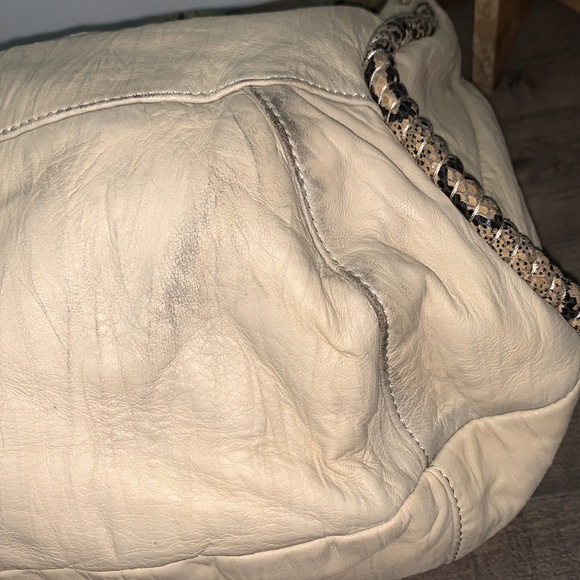 VINTAGE BETSEY JOHNSON IVORY LEATHER LARGE PURSE - Picture 9 of 14